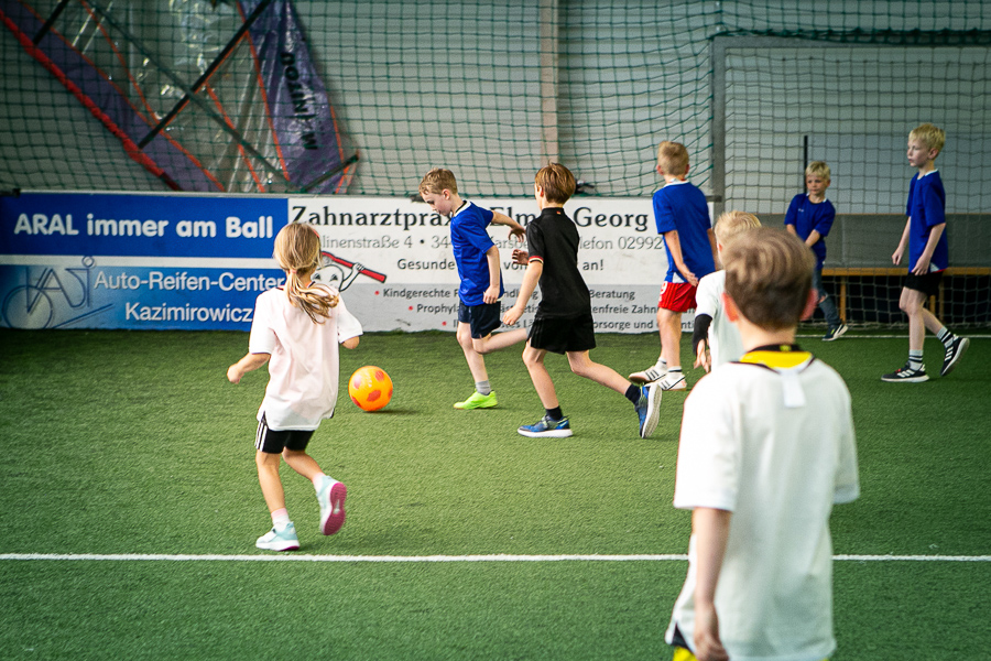 Kinder spielen Fußball auf Kunstrasen in Marsberg